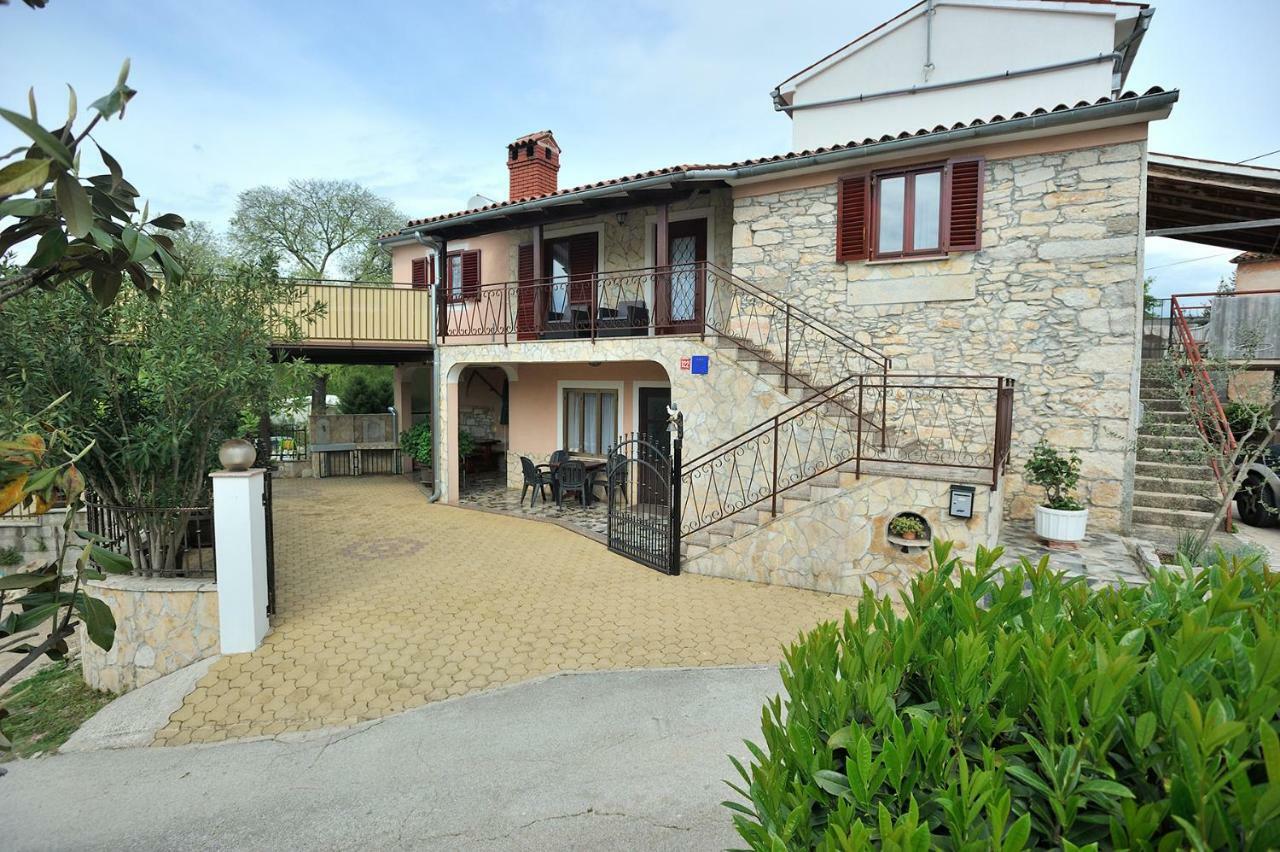 Villa Michelle Karojba Exterior foto
