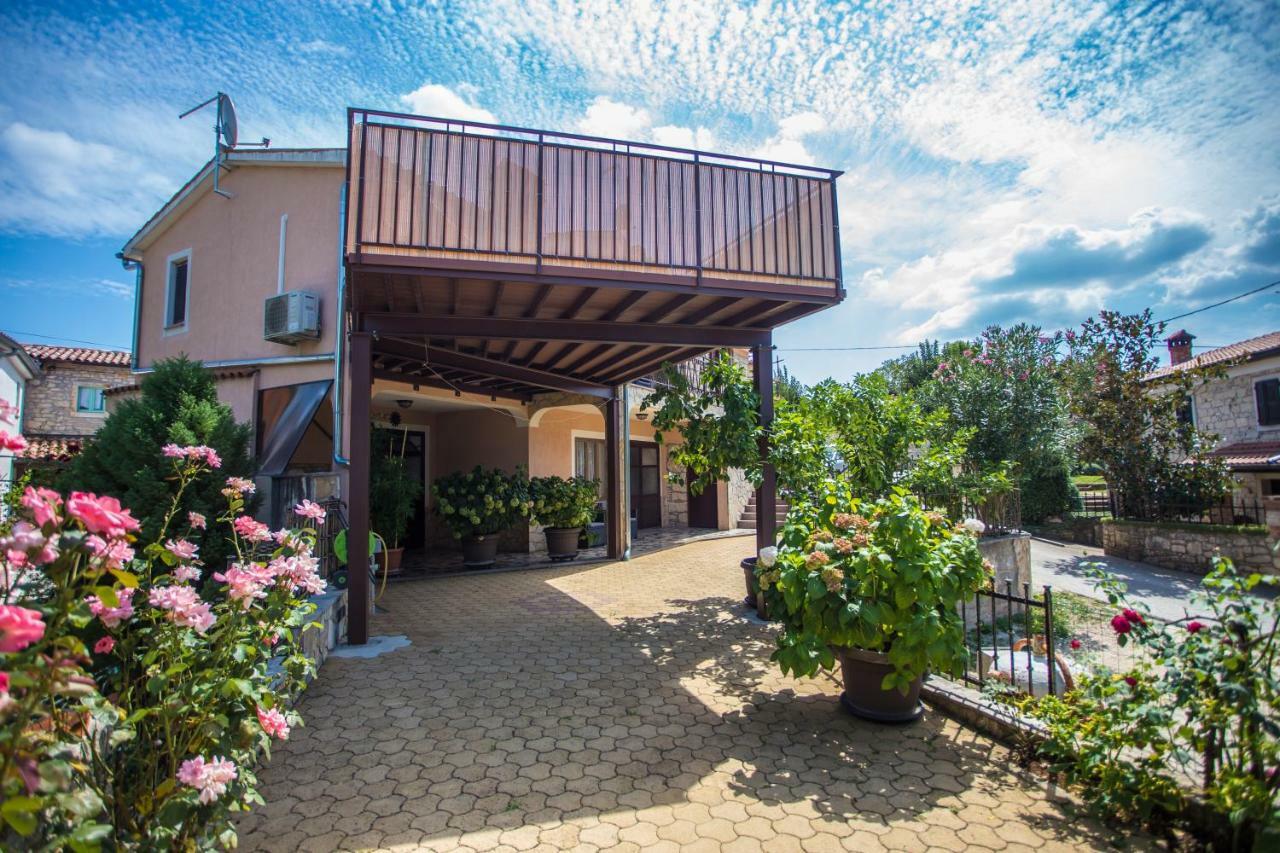 Villa Michelle Karojba Exterior foto